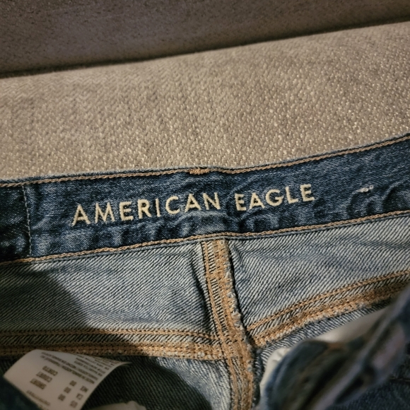 American Eagle Relaxed Mom Jean Distressed Knees. Like New! Size 00 Short - Picture 3 of 6